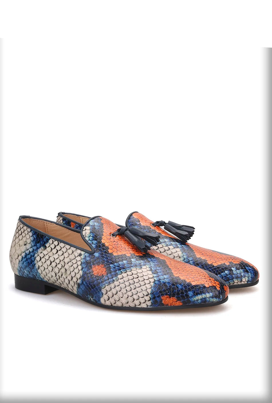 Men's casual shoes with tassels and cow leather in a snake pattern.