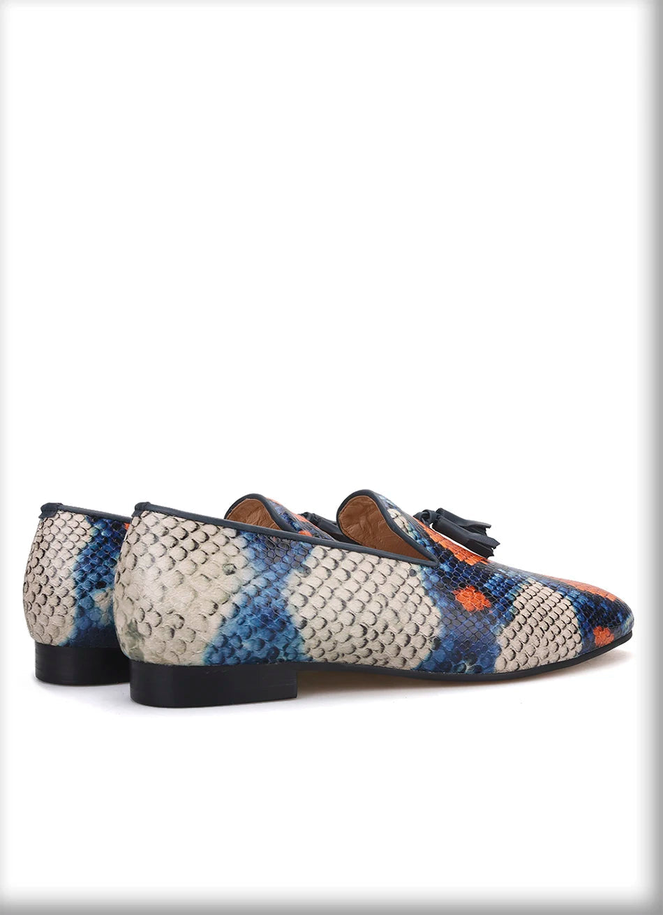 Men's casual shoes with tassels and cow leather in a snake pattern.