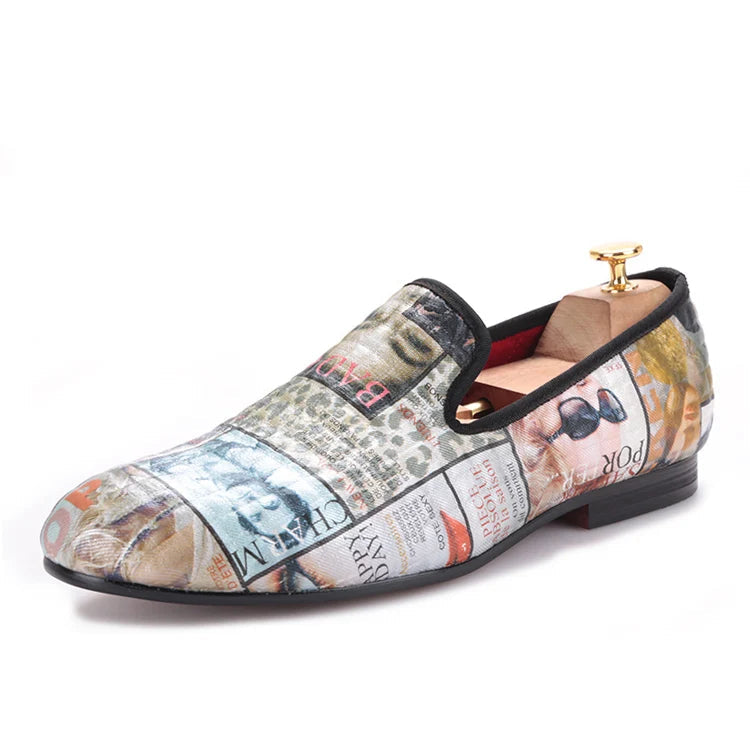 Men's casual shoes with red cotton insoles and a magazine-style graffiti fabric men loafer.