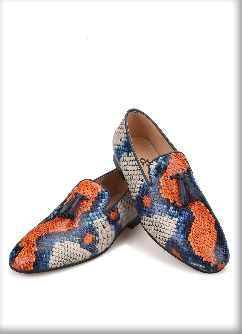 Men's casual shoes with tassels and cow leather in a snake pattern.