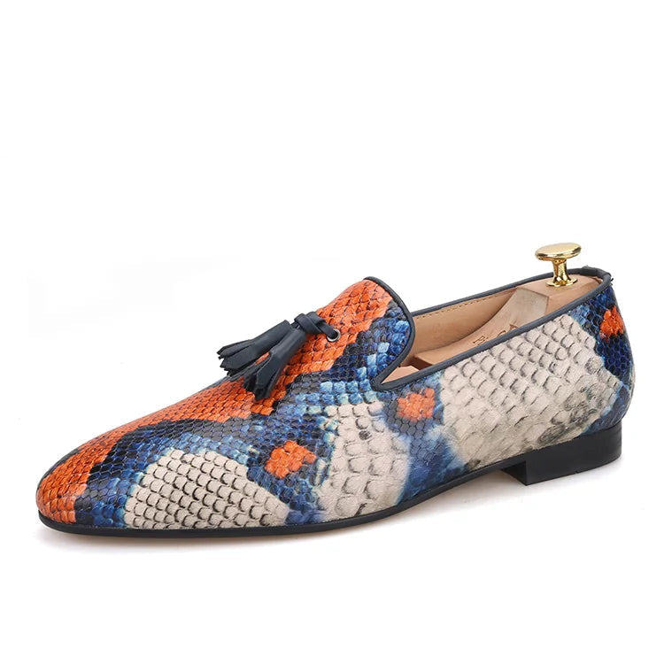 Men's casual shoes with tassels and cow leather in a snake pattern.