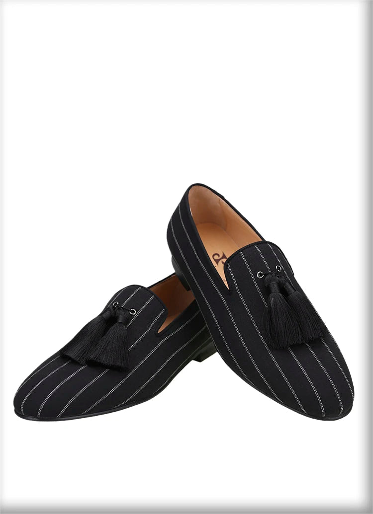 Tassels are used to make the new men's smoking shoes with a striped pattern and Oxford fabric.