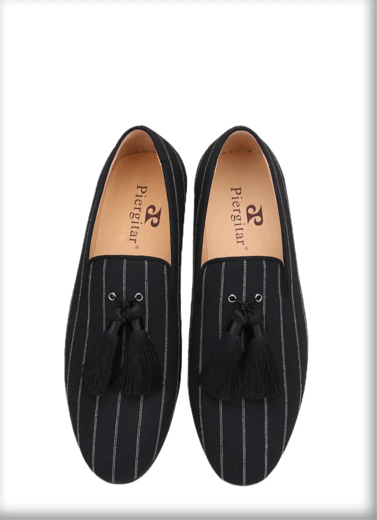 Tassels are used to make the new men's smoking shoes with a striped pattern and Oxford fabric.