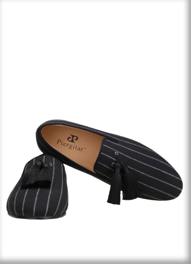 Tassels are used to make the new men's smoking shoes with a striped pattern and Oxford fabric.