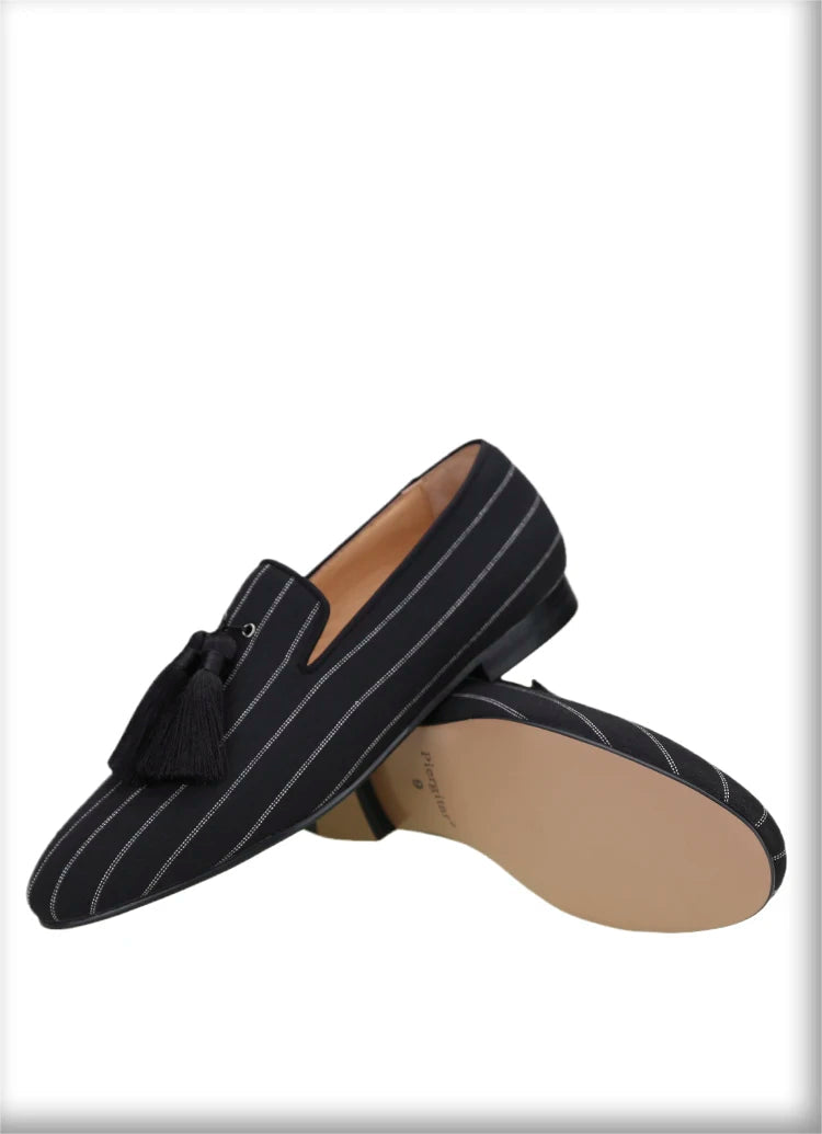 Tassels are used to make the new men's smoking shoes with a striped pattern and Oxford fabric.