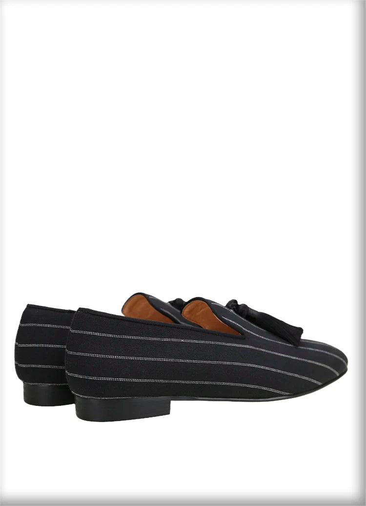 Tassels are used to make the new men's smoking shoes with a striped pattern and Oxford fabric.