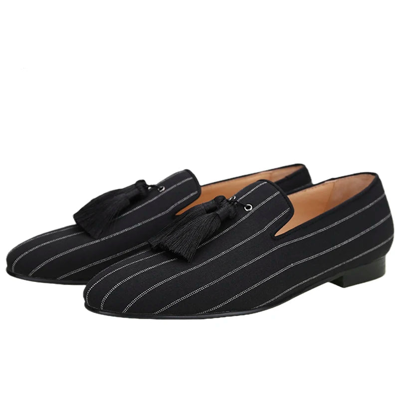 Tassels are used to make the new men's smoking shoes with a striped pattern and Oxford fabric.
