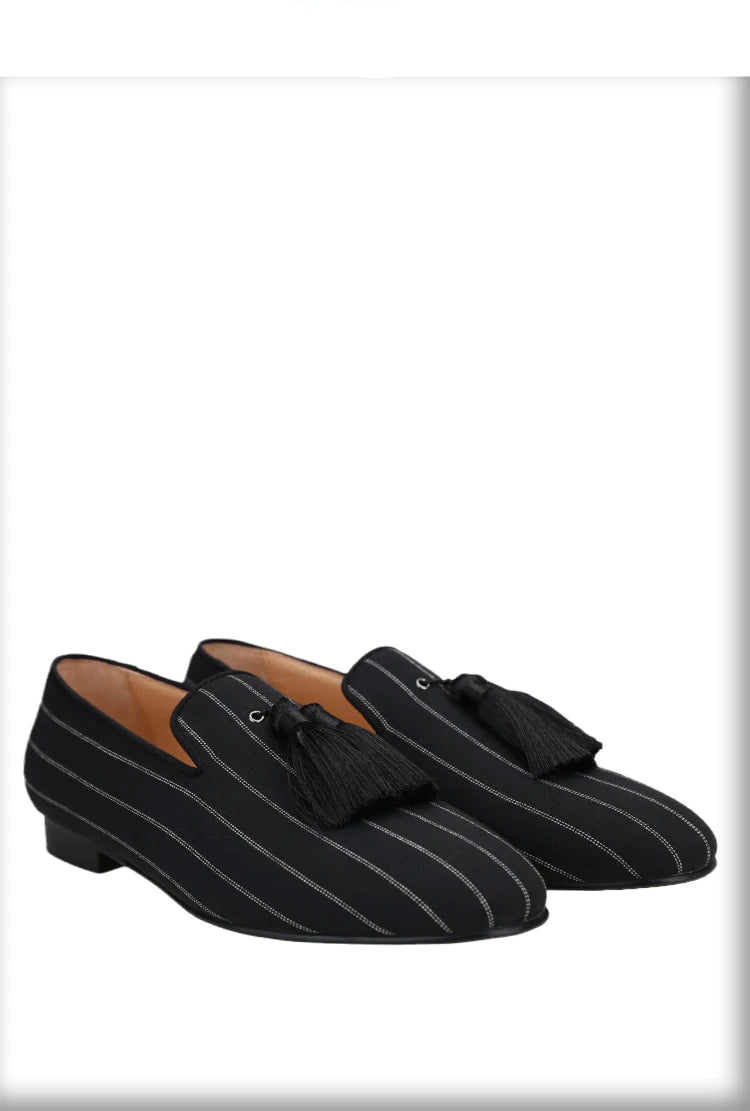 Tassels are used to make the new men's smoking shoes with a striped pattern and Oxford fabric.