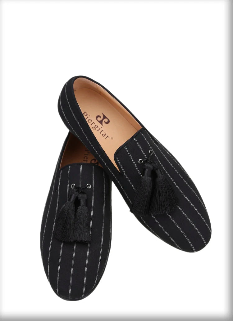 Tassels are used to make the new men's smoking shoes with a striped pattern and Oxford fabric.