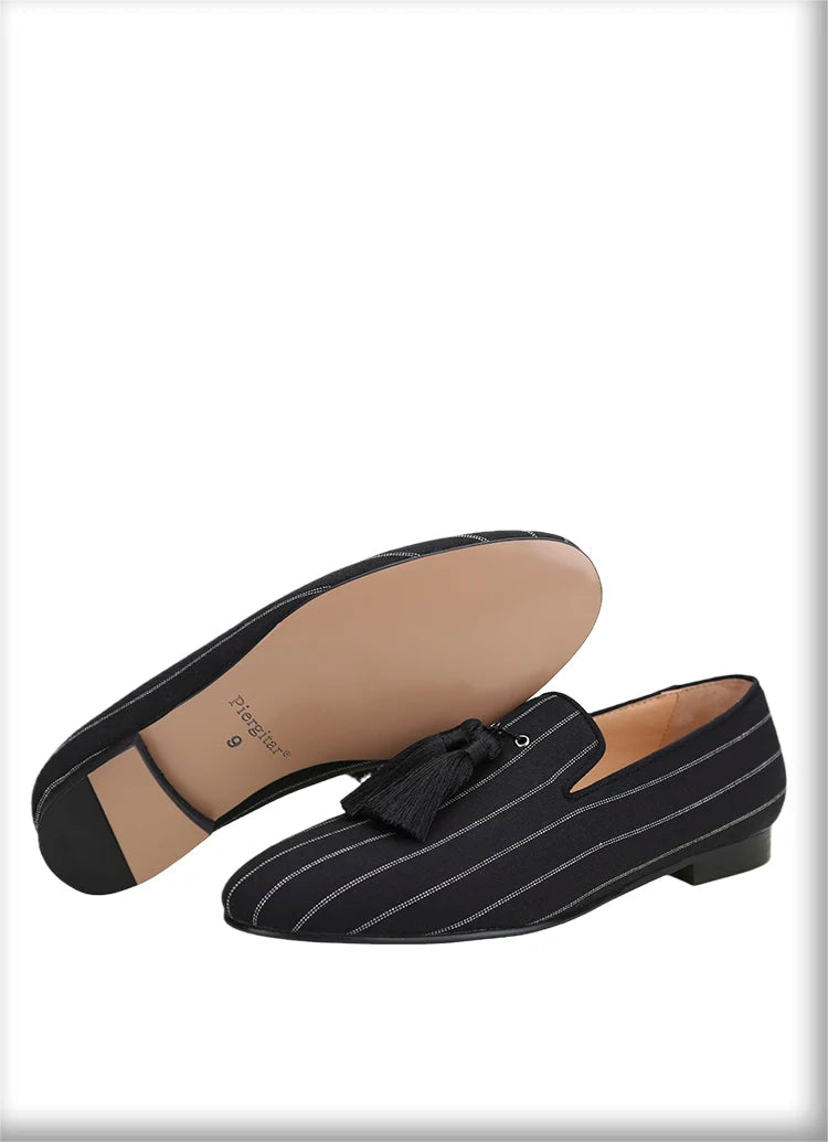 Tassels are used to make the new men's smoking shoes with a striped pattern and Oxford fabric.