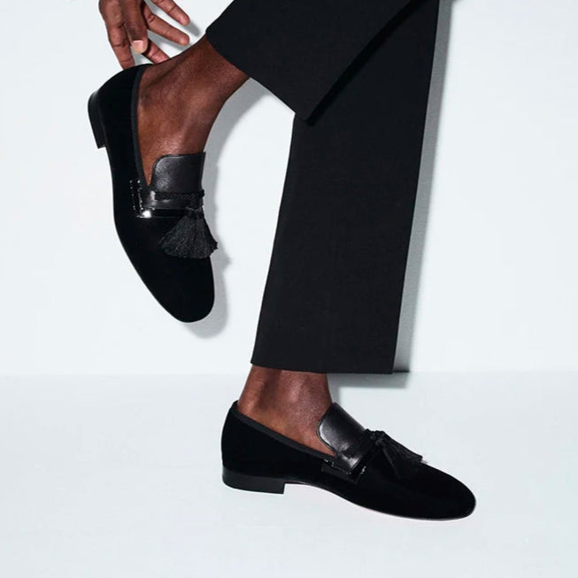 The same design of men's slip-on smoking shoes in black suede with a handcrafted tassels, CL brand.