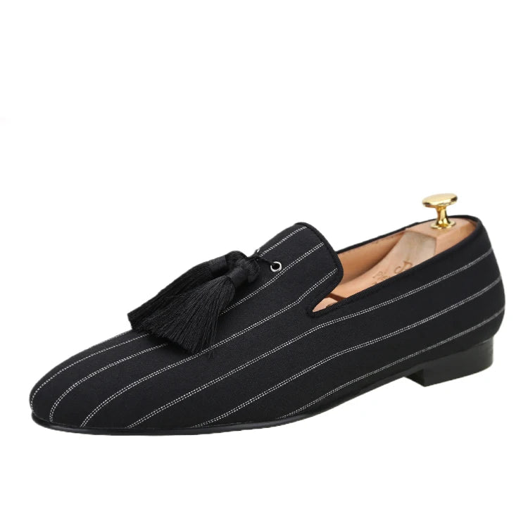 Tassels are used to make the new men's smoking shoes with a striped pattern and Oxford fabric.