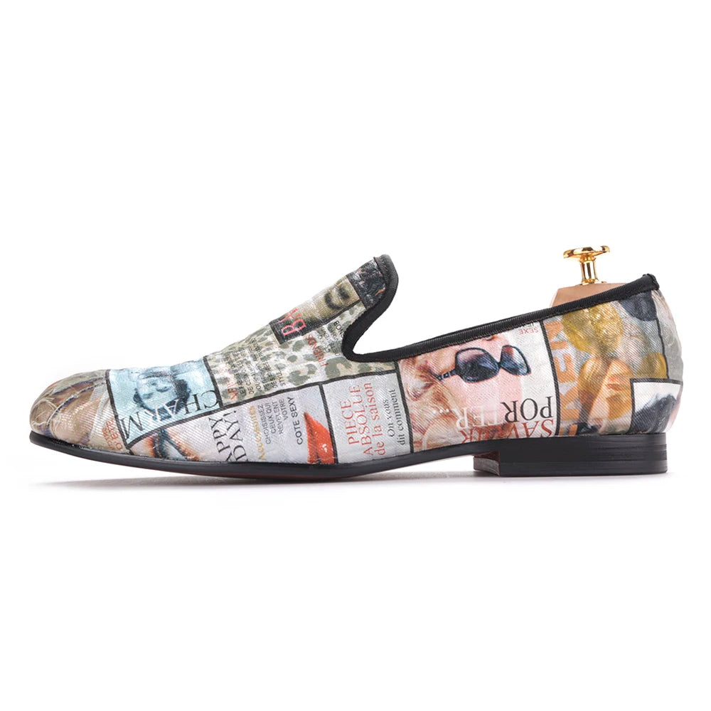 Men's casual shoes with red cotton insoles and a magazine-style graffiti fabric men loafer.